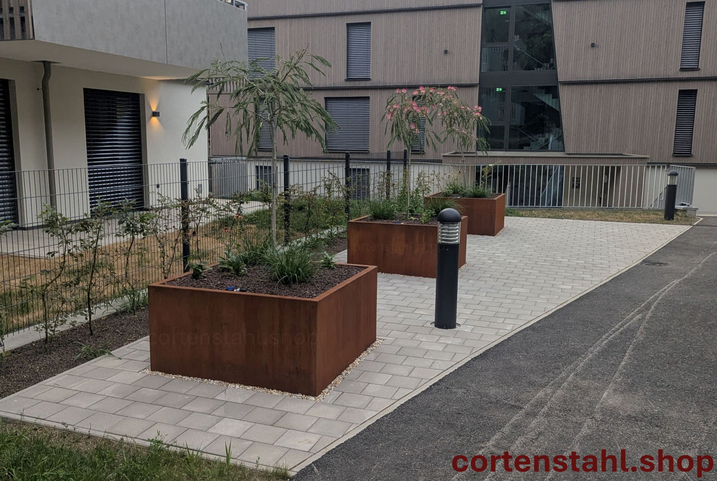 Pflanzbehälter mit Boden / mit Füßchen